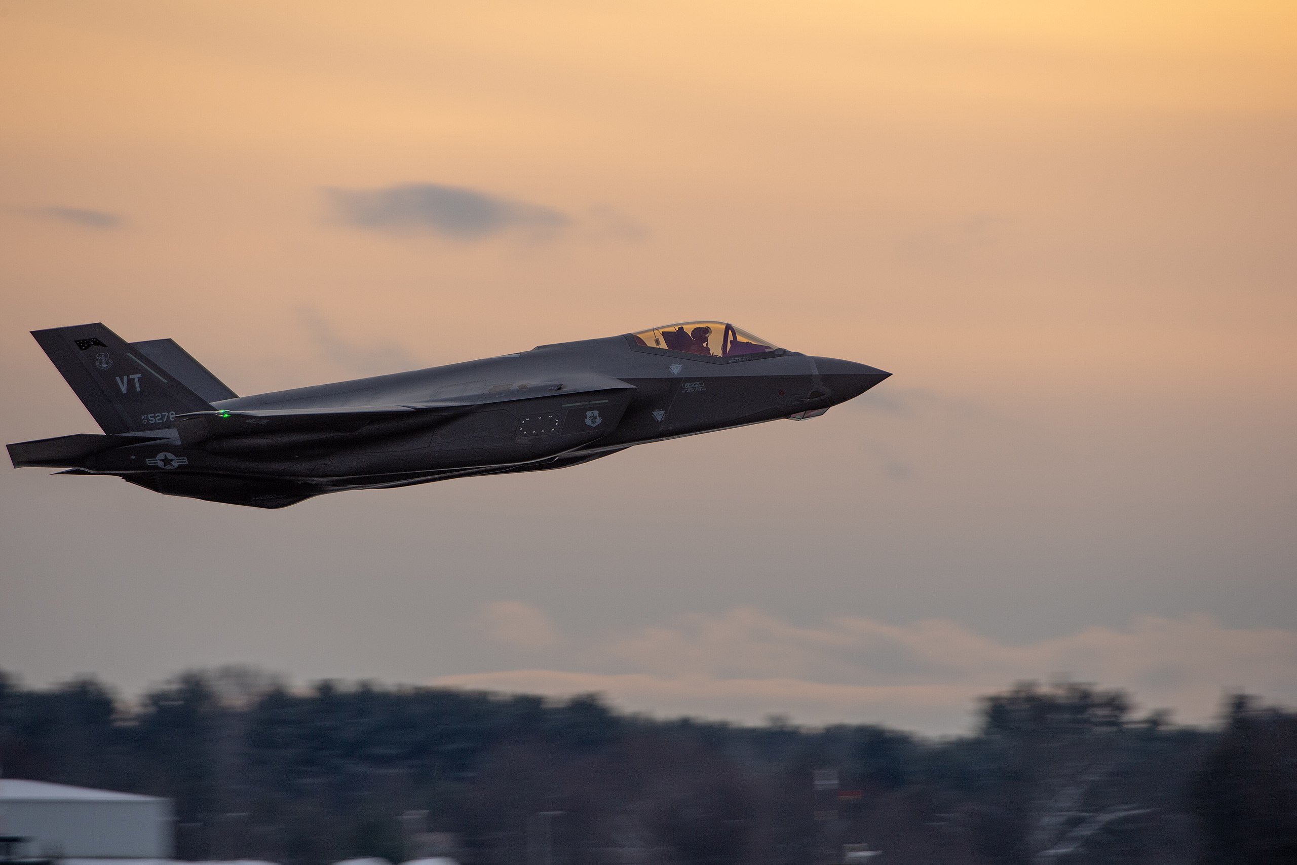 Rising Costs and Reduced Use: The Complex Future of the F-35 Fighter Jet